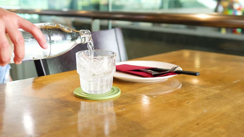Oficial y confirmado | Bares y restaurantes cobrarán un suplemento extra por las botellas y latas: cuándo entra en vigor (Fuente: Shutterstock)