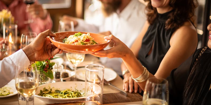 Oficial y confirmado | Bares y restaurantes cobrarán un suplemento extra por las botellas y latas: cuándo entra en vigor (Fuente: Shutterstock)