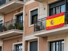 Oficial y confirmado | Colgar la bandera de España en el balcón puede costar hasta 3000 euros: qué dice la normativa