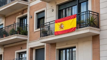 Oficial y confirmado | Colgar la bandera de España en el balcón puede costar hasta 3000 euros: qué dice la normativa