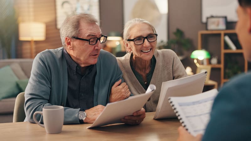 Oficial y confirmado | La ayuda de 525 euros que pueden cobrar los jubilados con pensión no contributiva: todos los requisitos (Fuente: Shutterstock)