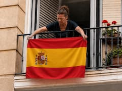 Oficial y confirmado | Los ayuntamientos podrán multar con hasta 3000 euros a los vecinos que cuelguen la bandera de España en el balcón