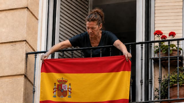 Oficial y confirmado | Los ayuntamientos podrán multar con hasta 3000 euros a los vecinos que cuelguen la bandera de España en el balcón