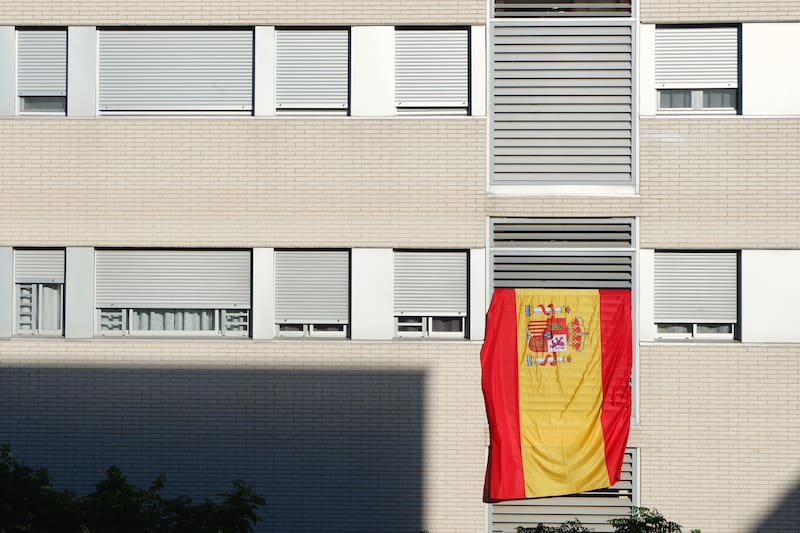 Oficial y confirmado | Los ayuntamientos podrán multar con hasta 3000 euros a los vecinos que cuelguen la bandera de España en el balcón