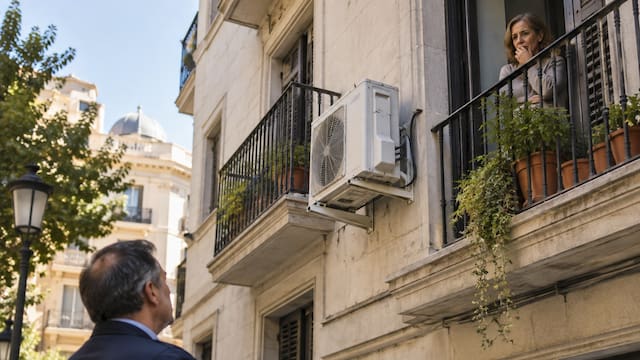 Oficial y confirmado | Los ayuntamientos pueden imponer multas de hasta 20.000 euros por instalar el aire acondicionado sin autorización