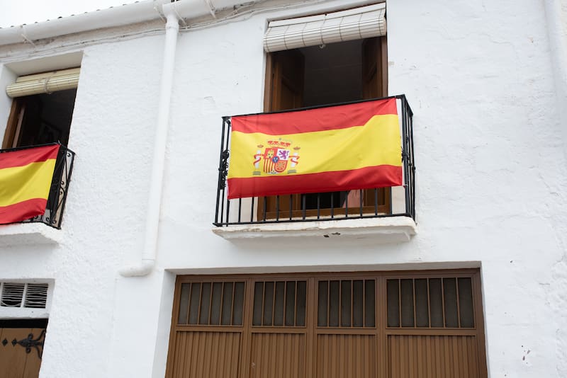 Oficial y confirmado | Los vecinos podrán recibir multas de hasta 3000 euros por colgar la bandera de España en el balcón