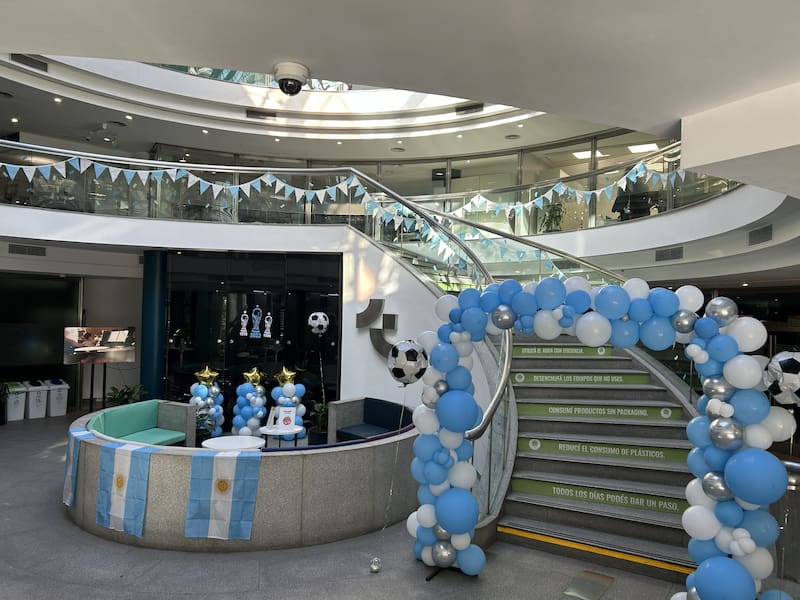Torneos decoró sus oficinas para ponerles espíritu mundialista