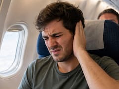 Se le taparon los oídos en el avión y dejó a los médicos conmocionados: descubrieron algo inesperado