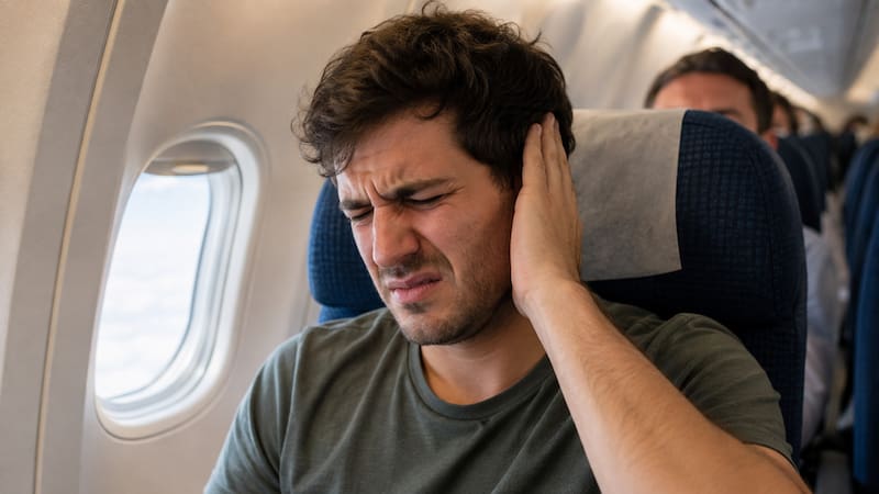 Se le taparon los oídos en el avión y dejó a los médicos conmocionados: descubrieron algo inesperado.