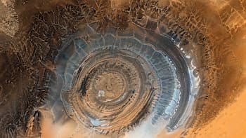 Impactante hallazgo en el Sahara: las misteriosas mesas y el “ojo” gigante que desconciertan a la NASA