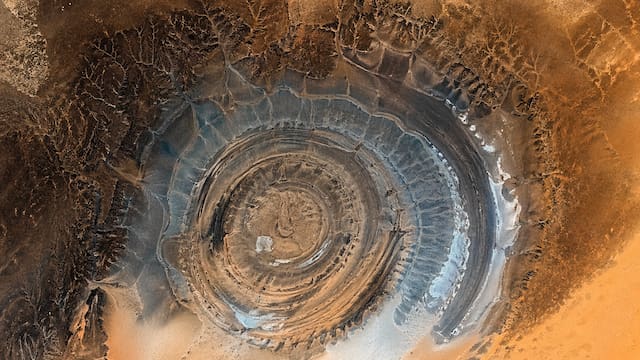 Impactante hallazgo en el Sahara: las misteriosas mesas y el “ojo” gigante que desconciertan a la NASA