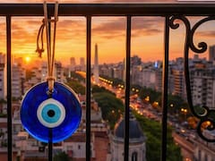 Colgar un ojo turco azul en el balcón: para qué sirve y por qué se recomienda