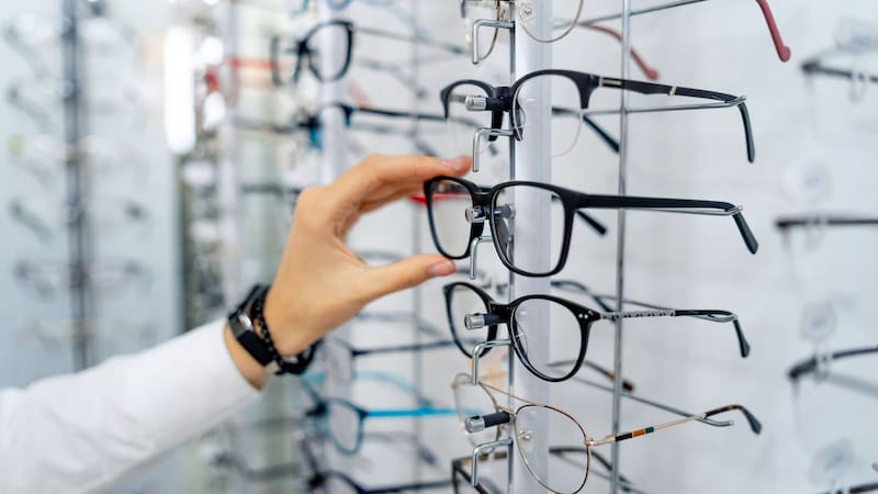 Más de 150 millones de estadounidenses tienen errores refractivos.