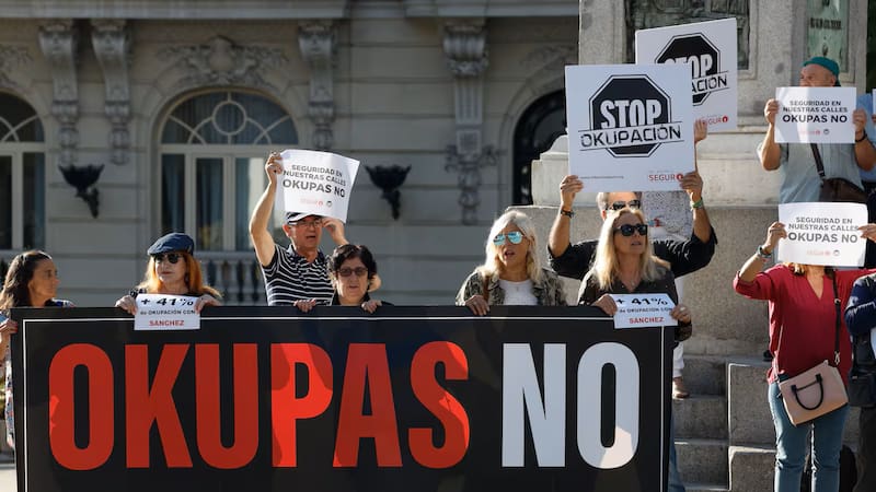 Manifestantes protestan en 2025 ante el Congreso de los Diputados en Madrid en contra de la okupación y en apoyo a una ley antiokupa.