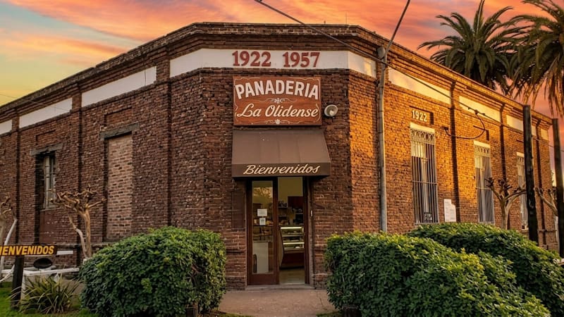 en la esquina más conocida del pueblo, una panadería nunca dejó de funcionar. La Olidense fue fundada en 1922.