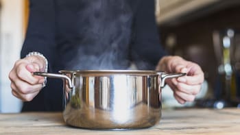 Exigen retirar urgente de todos los puntos de venta los artículos de cocina más populares del país: están contaminados con altos niveles de plomo