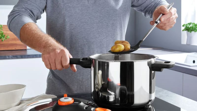 Imperdible | Esta olla a presión es ideal para cocinar al vapor, dorar y estofar los alimentos: se consigue en Lidl por menos de 50 euros.