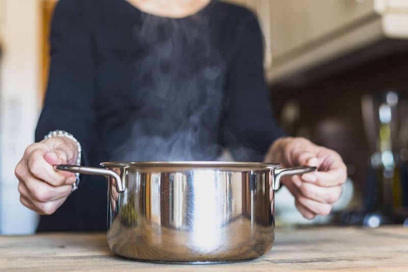 Colocar una cuchara de madera sobre una olla hirviendo: para qué sirve y por qué lo recomiendan.