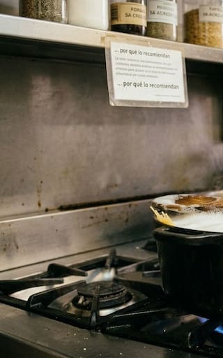 Colocar una cuchara de madera sobre una olla hirviendo: para qué sirve y por qué lo recomiendan