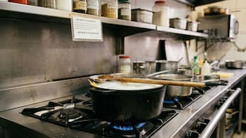 Colocar una cuchara de madera sobre una olla hirviendo: para qué sirve y por qué lo recomiendan