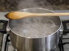 Poner una cuchara de madera sobre la olla mientras hierve: para qué sirve y cuándo conviene hacerlo