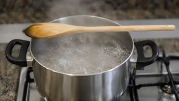 Poner una cuchara de madera sobre la olla mientras hierve: para qué sirve y cuándo conviene hacerlo