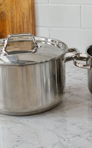Guardar las ollas con la tapa puesta o separada: cuál es la forma correcta y por qué recomiendan hacerlo solo de una manera