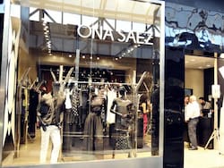 “Cerramos”: Ona Saez abre un espacio para que textiles en crisis liquiden su stock