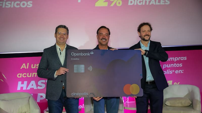 De izquierda a derecha: Jorge Alfaro, VP Senior de Instituciones Financieras de Mastercard México; Miguel Mier, Director General de Operaciones de Cinépolis; y Juan José Galnares, Director General de Openbank México.