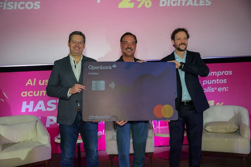 De izquierda a derecha: Jorge Alfaro, VP Senior de Instituciones Financieras de Mastercard México; Miguel Mier, Director General de Operaciones de Cinépolis; y Juan José Galnares, Director General de Openbank México.