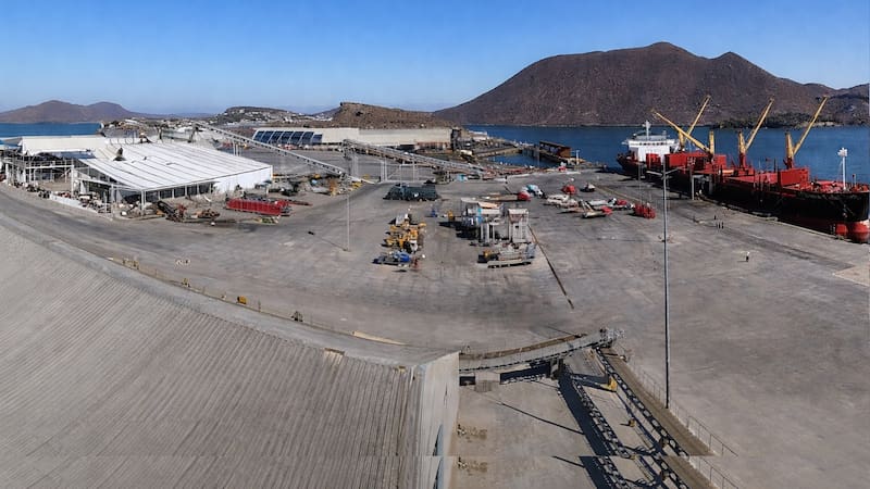 Operaciones industriales en el puerto de Topolobampo.