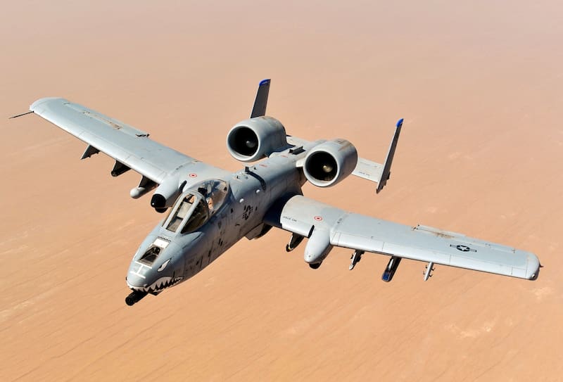 El A-10 Warthog fue diseñado para operar a baja altitud, en combate cerrado y en apoyo directo a tropas en tierra.
