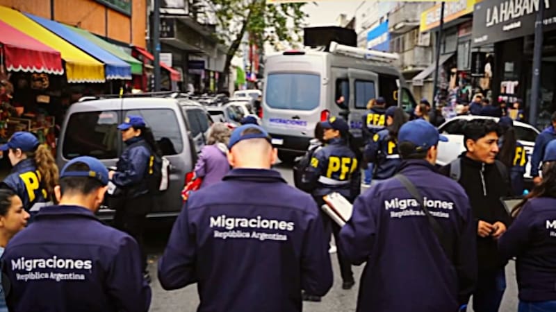 El despliegue incluye personal de Migraciones, efectivos de la Policía Federal y agentes de la Dirección Federal de Investigaciones. Foto: captura de pantalla.