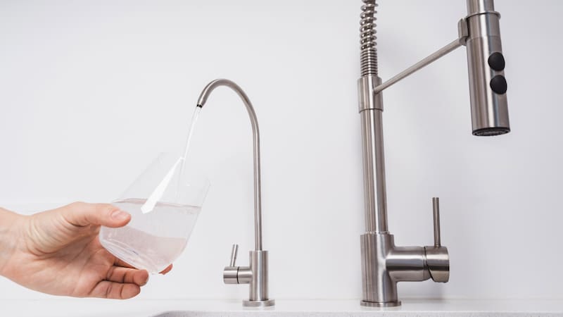 La ANMAT prohibió la comercialización de filtros de agua utilizados comúnmente para cocinar, lavar alimentos o beber agua de red. (Foto: Shutterstock)