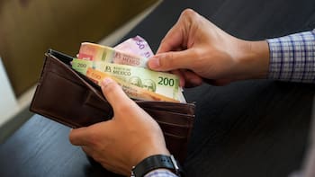 Qué significa ordenar los billetes de menor a mayor en la billetera: qué dice la psicología