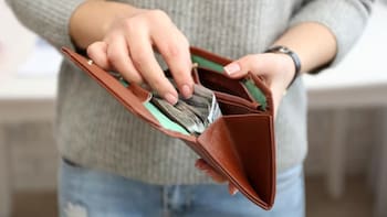 Los psicólogos coinciden: las personas que ordenan los billetes de mayor a menor son controladoras, ordenadas y prolijas