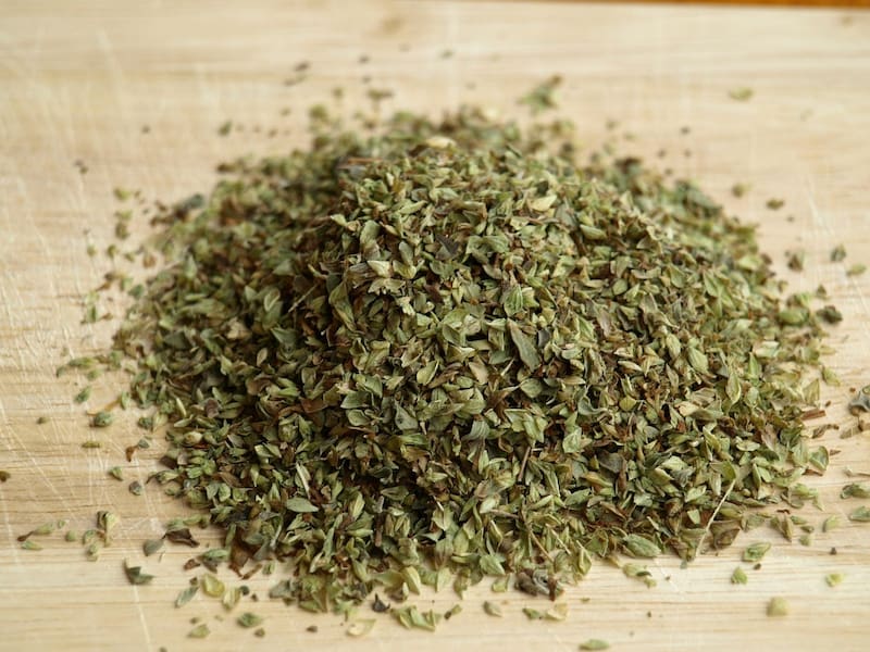 El orégano es una hierba aromática ampliamente utilizada en la gastronomía, pero sus beneficios van más allá de su aporte culinario. Foto: Pexels.