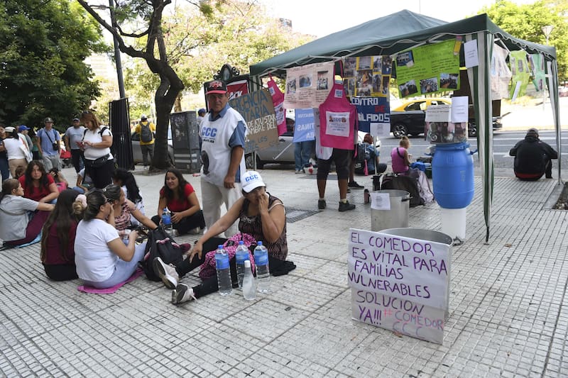 El programa Alimentar Comunidad brinda una prestación económica mensual a comedores y merenderos comunitarios en barrios vulnerables de todo el país.