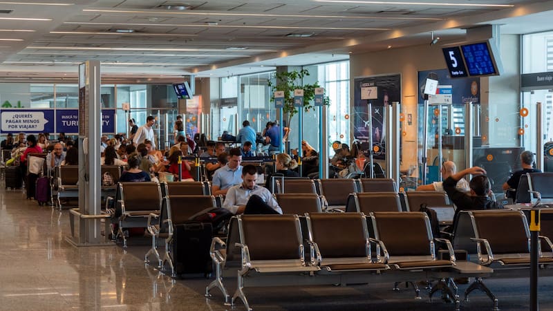 Los controles en puertos y aeropuertos para viajeros procedentes de Italia se extienden por cuarta vez consecutiva. (Fuente: Shutterstock).