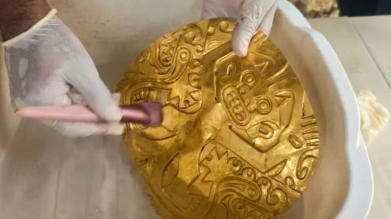 En el entierro se encontraron brazaletes, pendientes y placas pectorales de oro decoradas con figuras de murciélagos y cocodrilos.