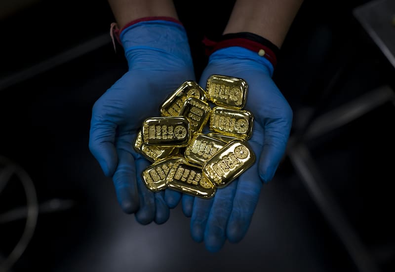 Pese a la reciente volatilidad de precios, la fe de los ricos en el oro sigue, como el metal, intacta.