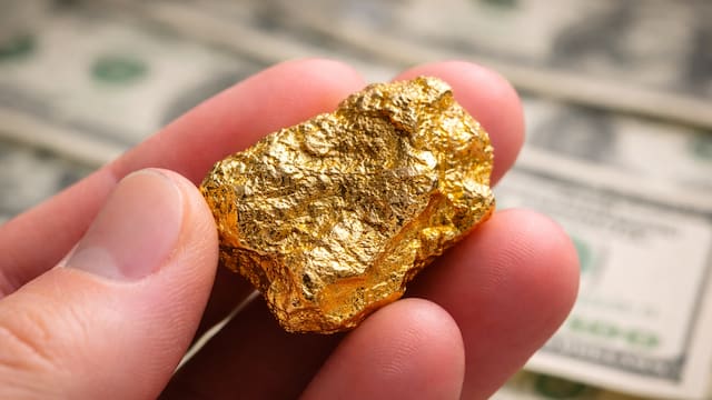 Todos lo tiran a la basura, pero contiene oro de 22 quilates y puede valer miles de dólares