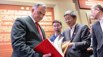 El presidente Yamandú Orsi ya se encuentra en China y la primer visita que hizo fue al museo de historia del Partido Comunista
