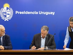 El presidente Yamandú Orsi recibió a la Sociedad Interamericana de Periodismo para firmar acuerdos en defensa de la libertad de prensa