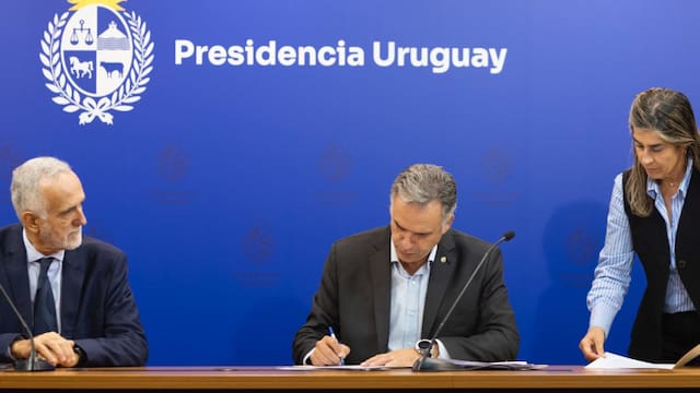El presidente Yamandú Orsi recibió a la Sociedad Interamericana de Periodismo para firmar acuerdos en defensa de la libertad de prensa