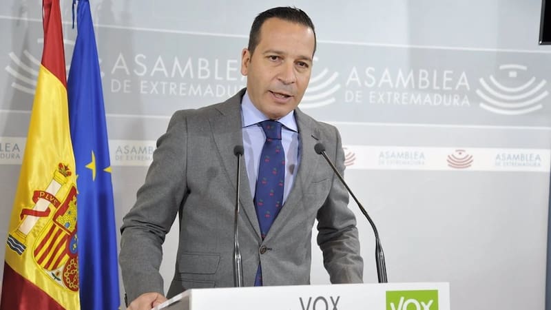 El portavoz de Vox en la Asamblea de Extremadura, Óscar Fernández Calle, confirmó el voto en contra de su grupo en la primera votación de investidura.