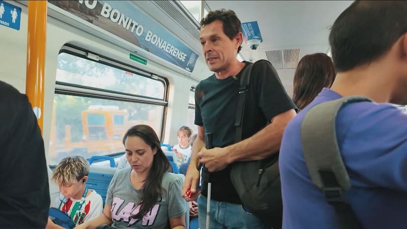 Oscar Moreno, exfutbolista de los murciélagos vendiendo lapiceras en el tren.
