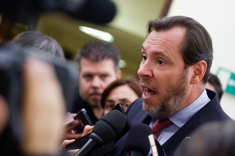 El ministro de Transportes, Óscar Puente se dirige a los periodistas en un receso de la sesión plenaria del Congreso celebrada este jueves.
