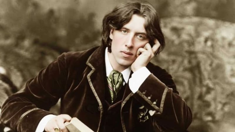 Pocas figuras de la literatura universal han logrado mantener una vigencia tan incómoda, brillante y magnética como Oscar Wilde.