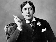 Oscar Wilde, escritor: “Un hombre puede ser feliz con cualquier mujer, siempre que no la ame”